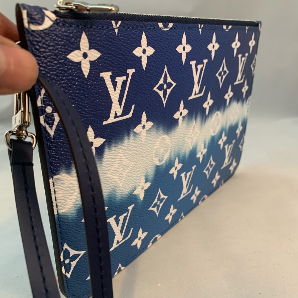 NWOT Louis Vuitton Blue Escale Wristlet GM